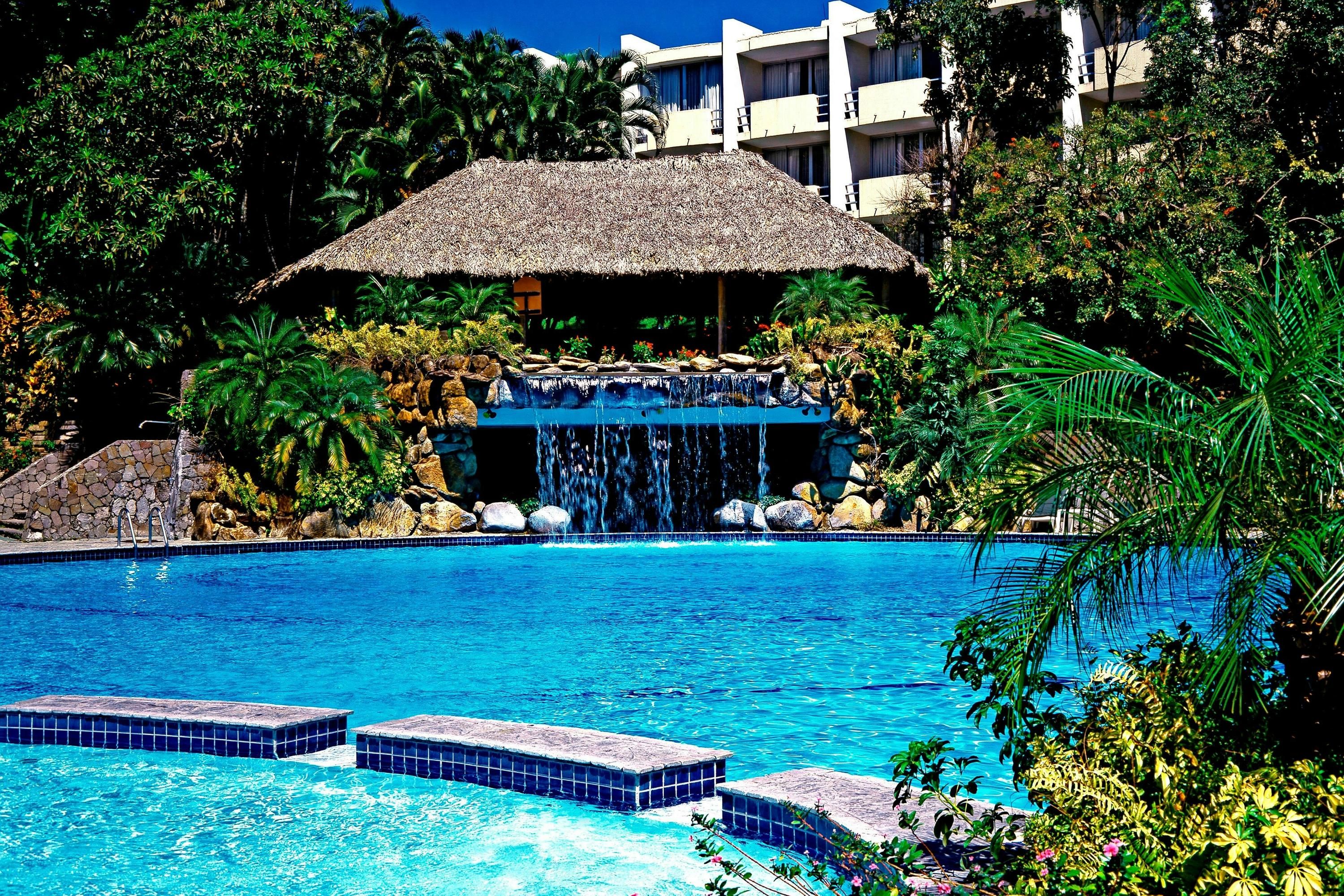 حوض السباحة