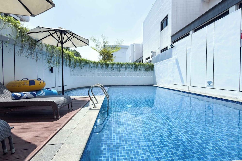 حوض السباحة