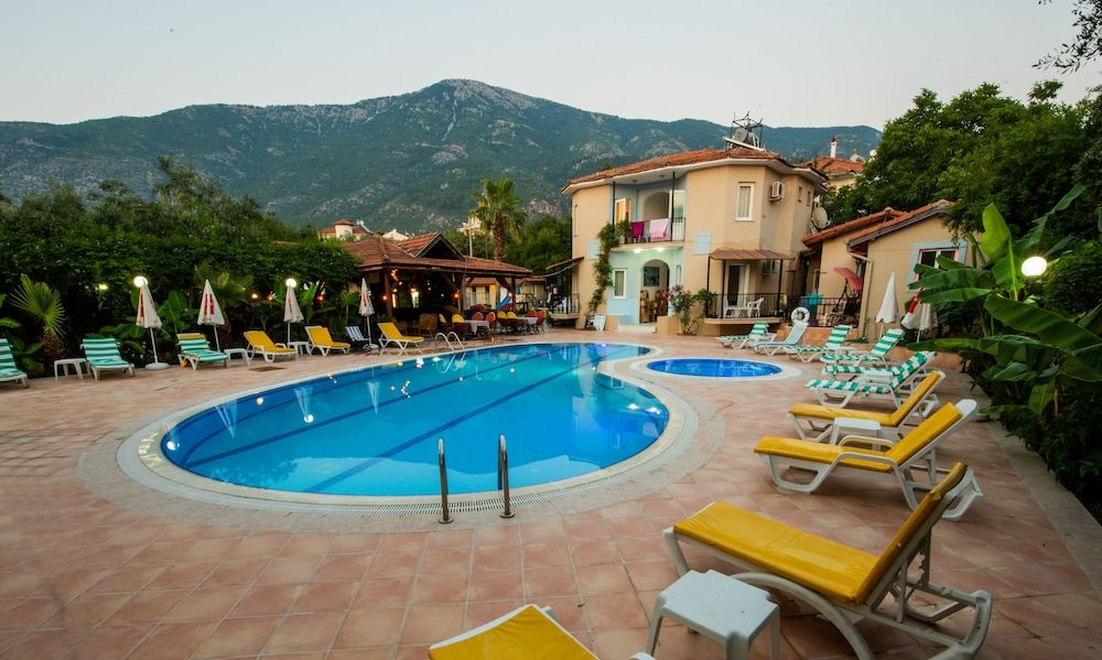 حوض السباحة