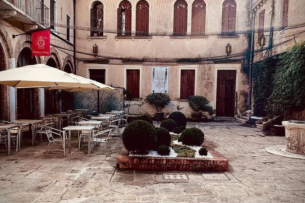 شرفة مرصوفة