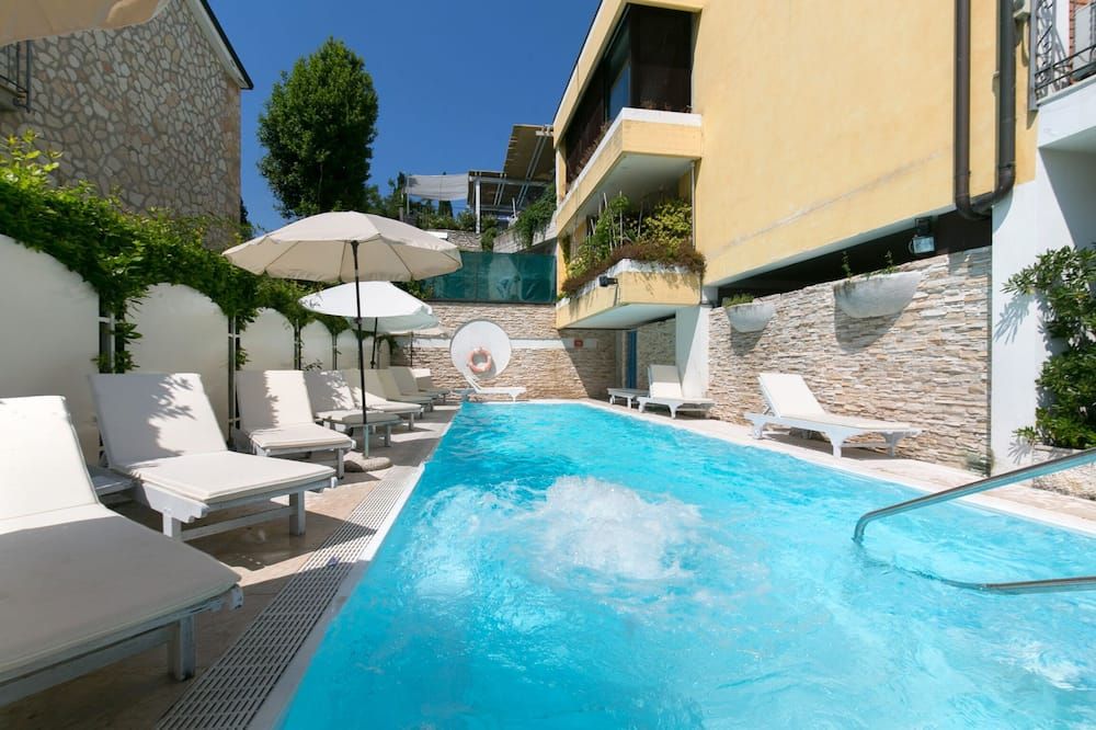 حوض السباحة