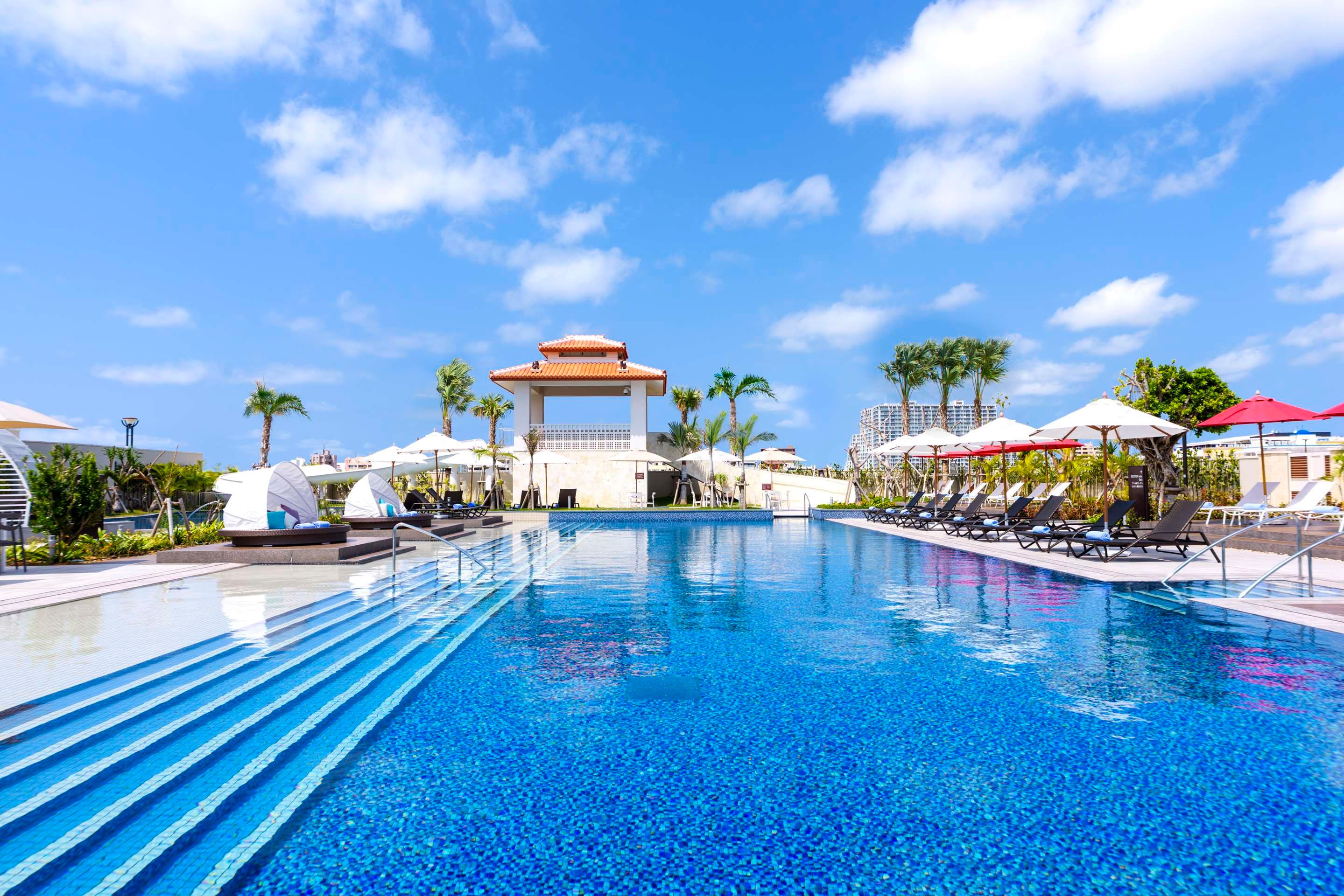 حوض السباحة