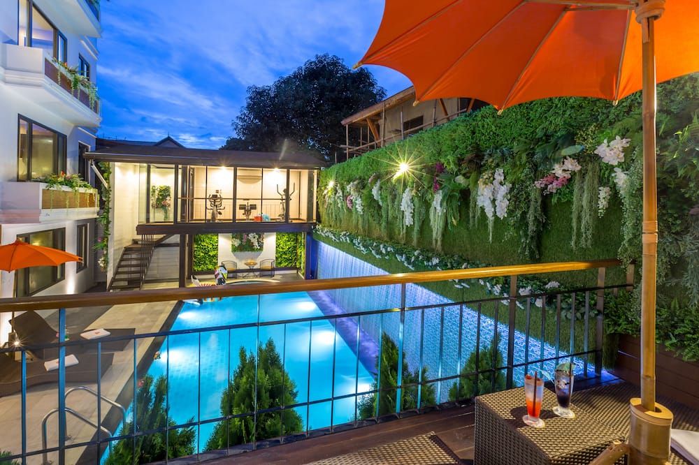 حوض السباحة