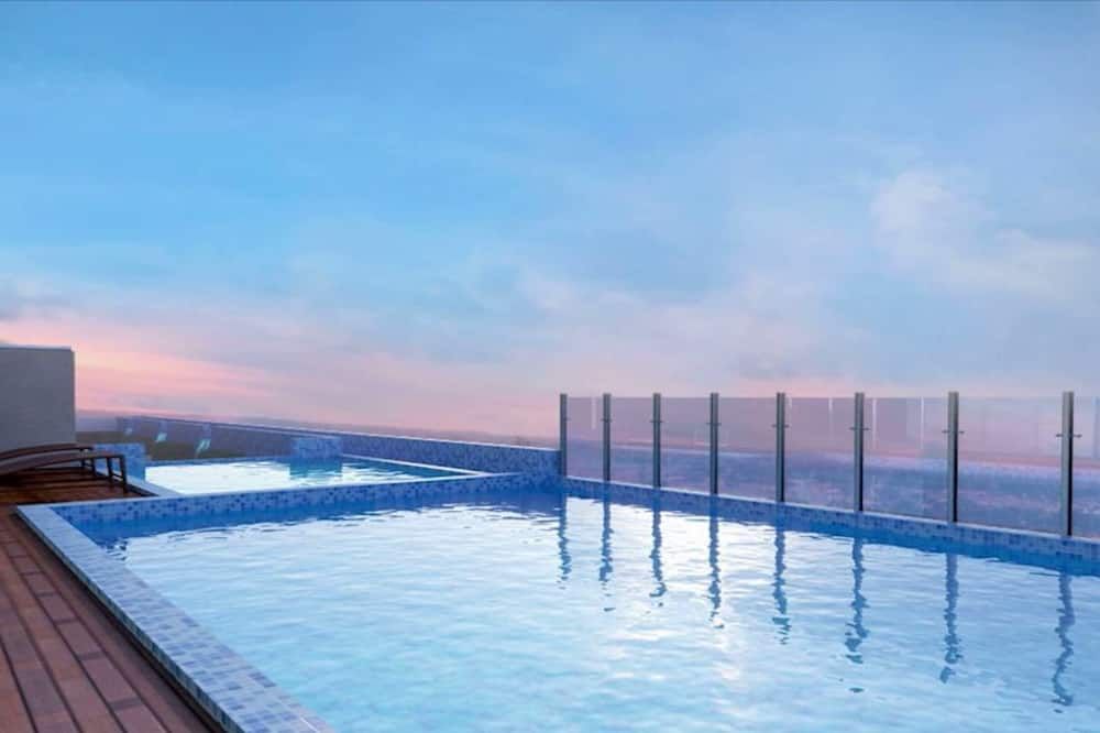 حوض السباحة