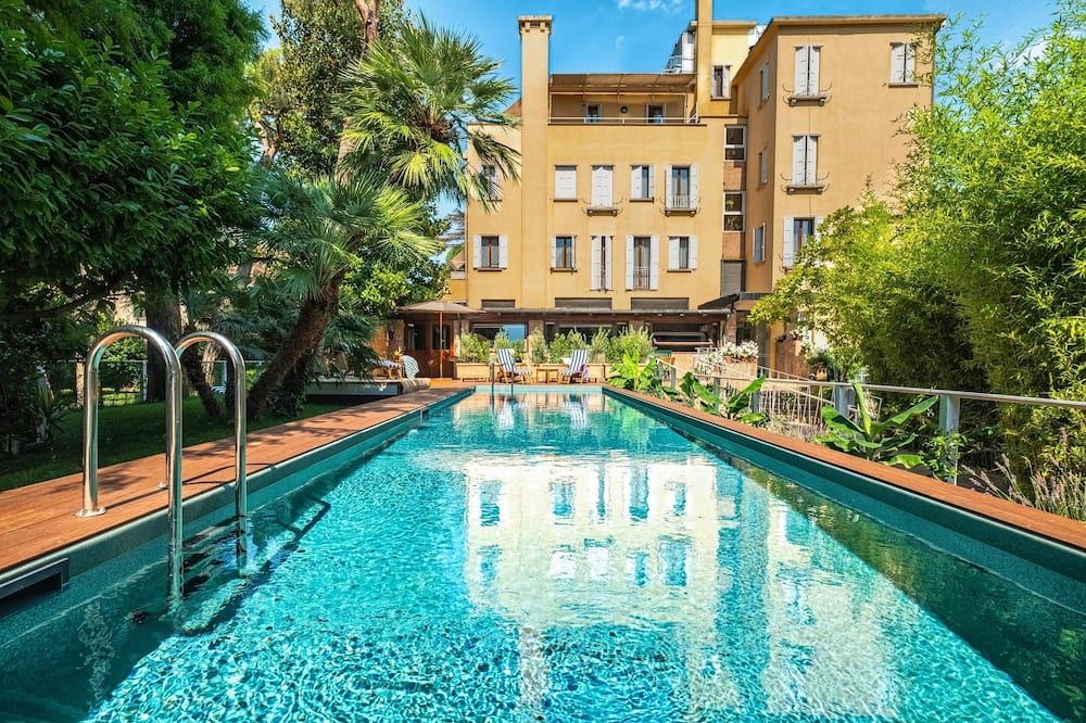 حوض السباحة صورة