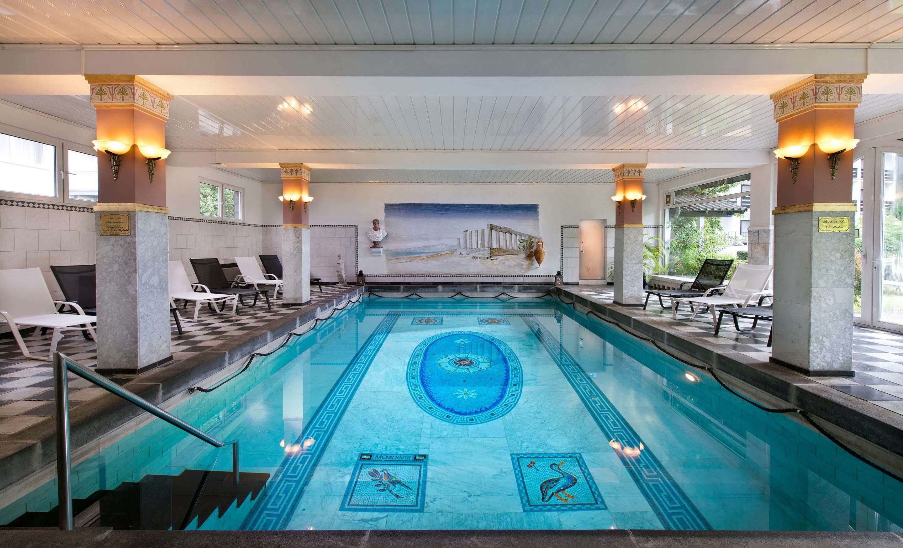 حوض السباحة