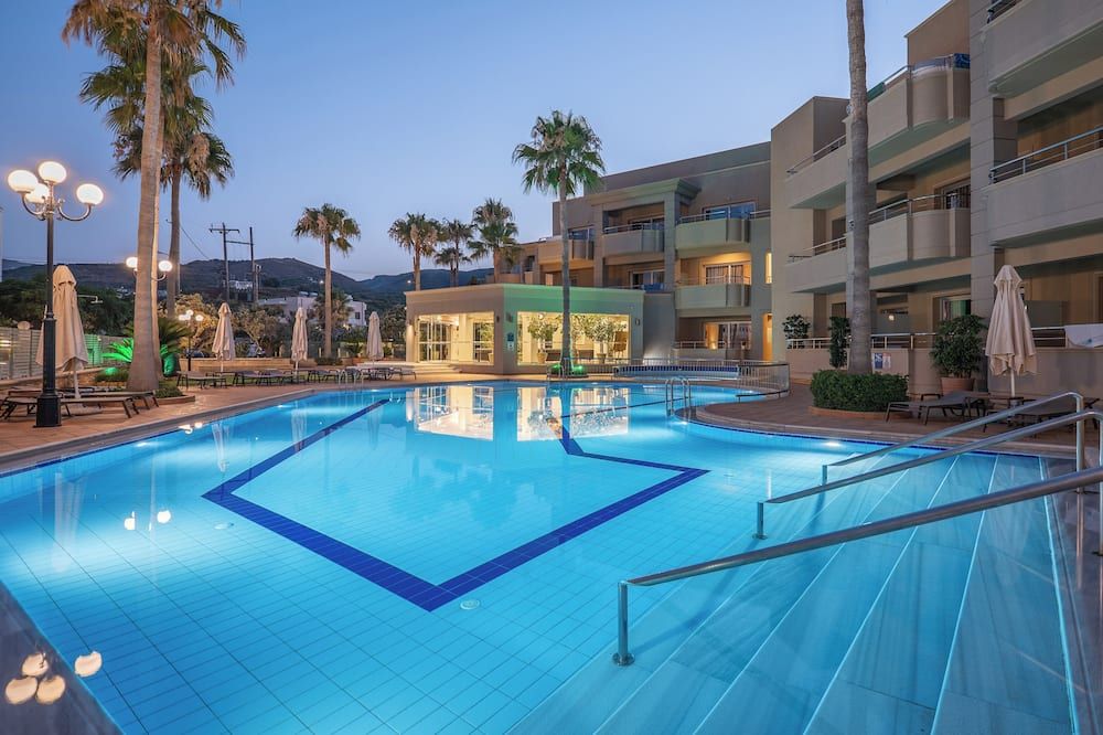 حوض السباحة