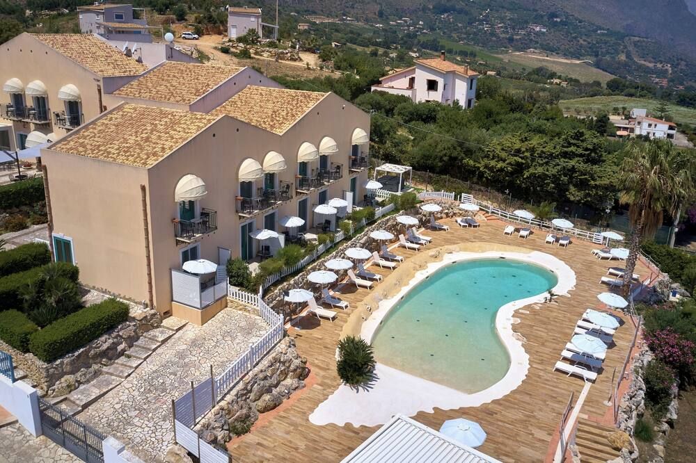 حوض السباحة