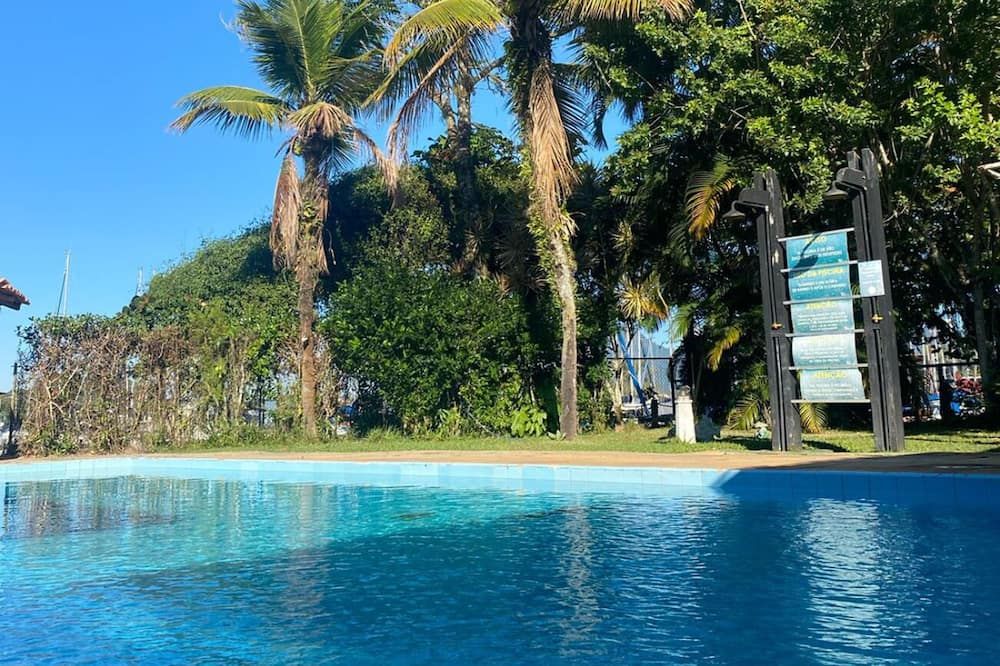 حوض السباحة