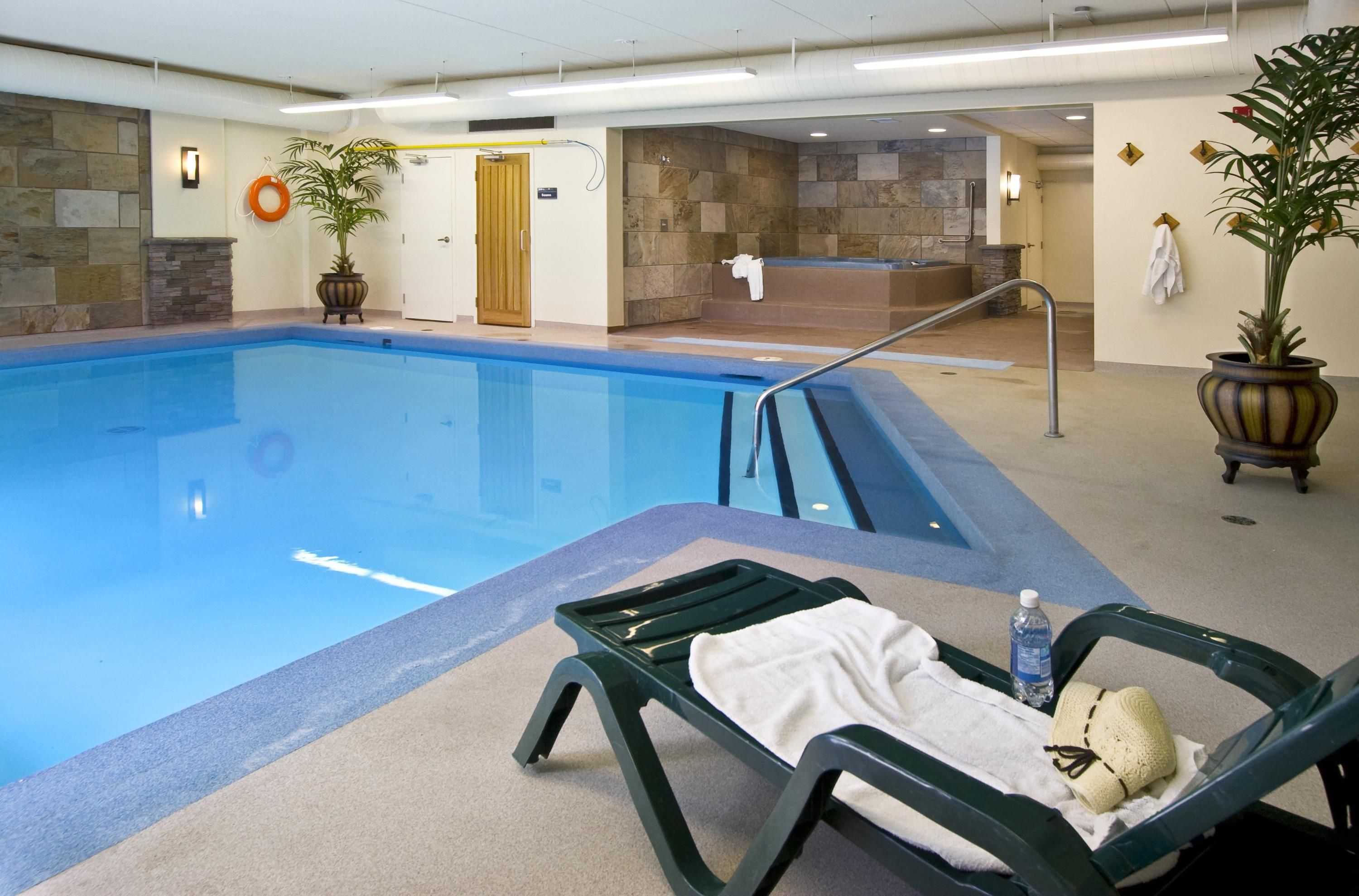 حوض السباحة