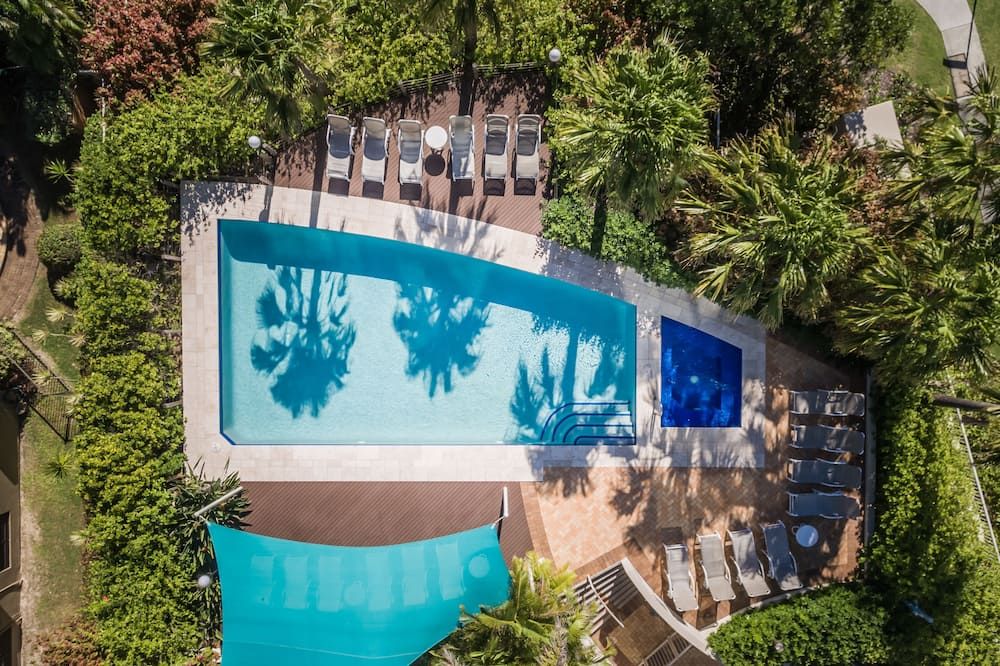 حوض السباحة