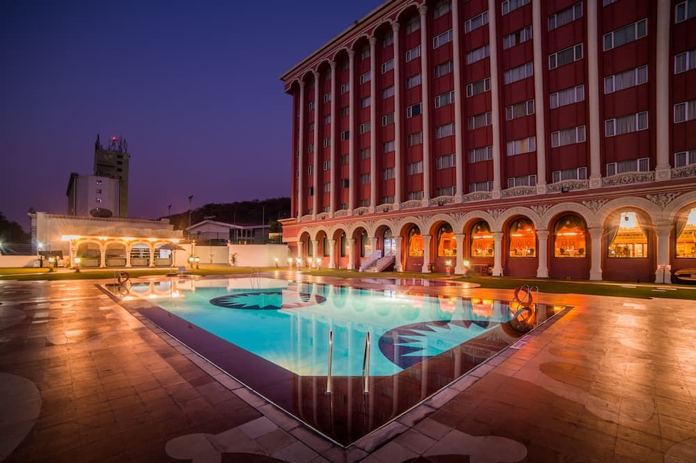 حوض السباحة