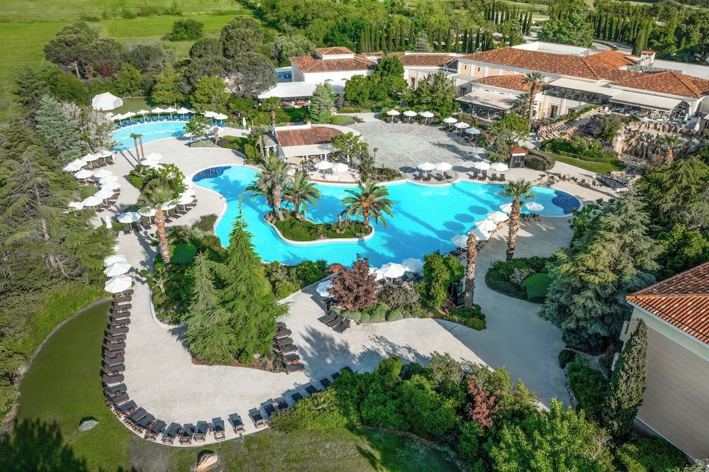 حوض السباحة