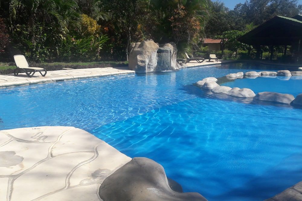 حوض السباحة