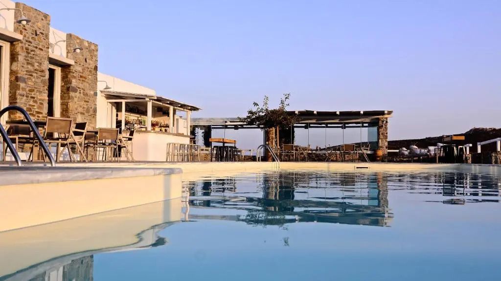 حوض السباحة