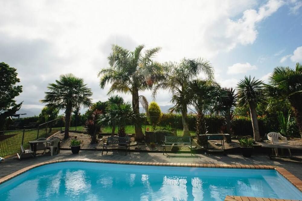 حوض السباحة