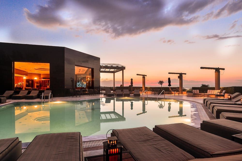 حوض السباحة