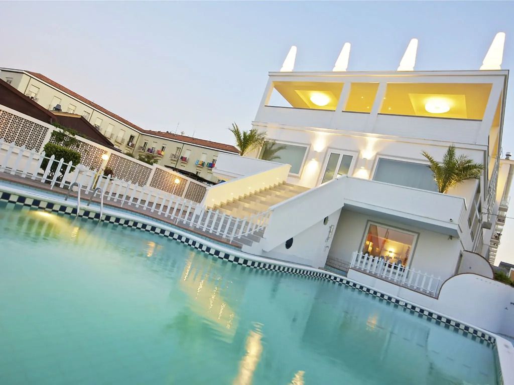 حوض السباحة