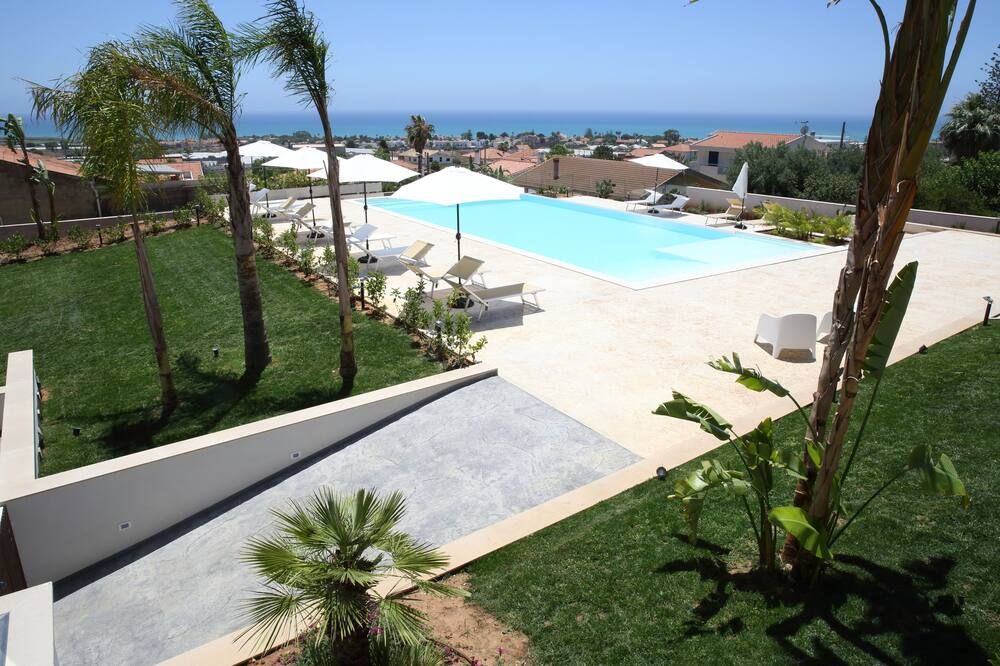 حوض السباحة