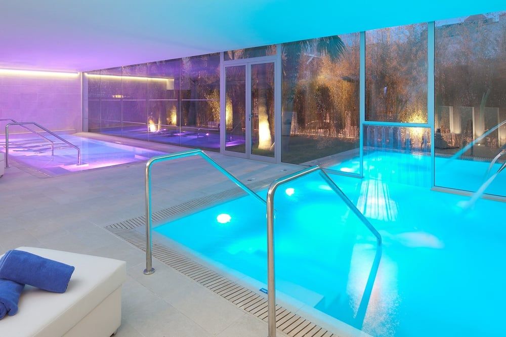 حوض السباحة