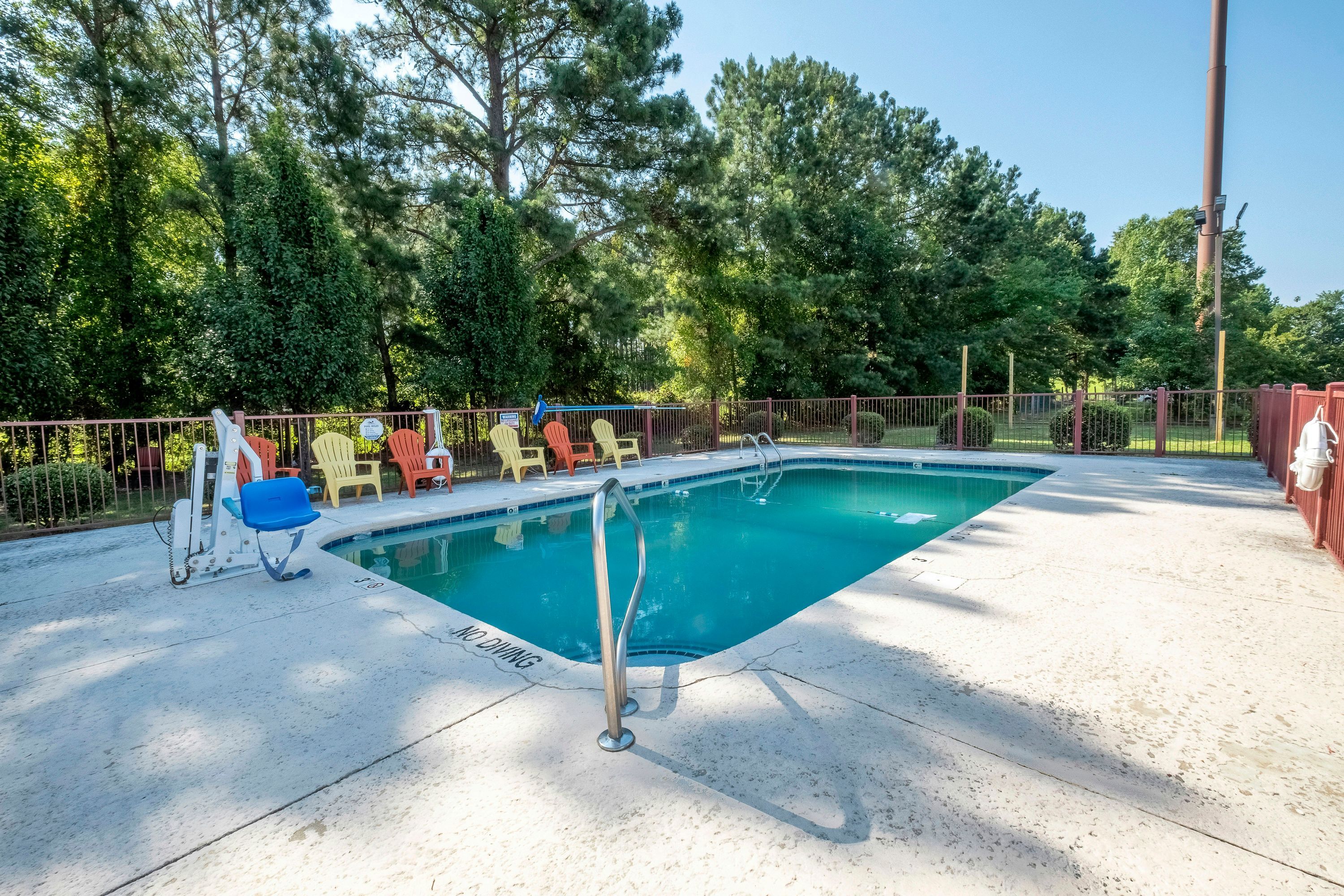 حوض السباحة