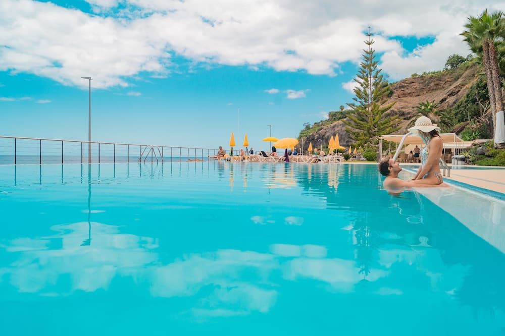 حوض السباحة