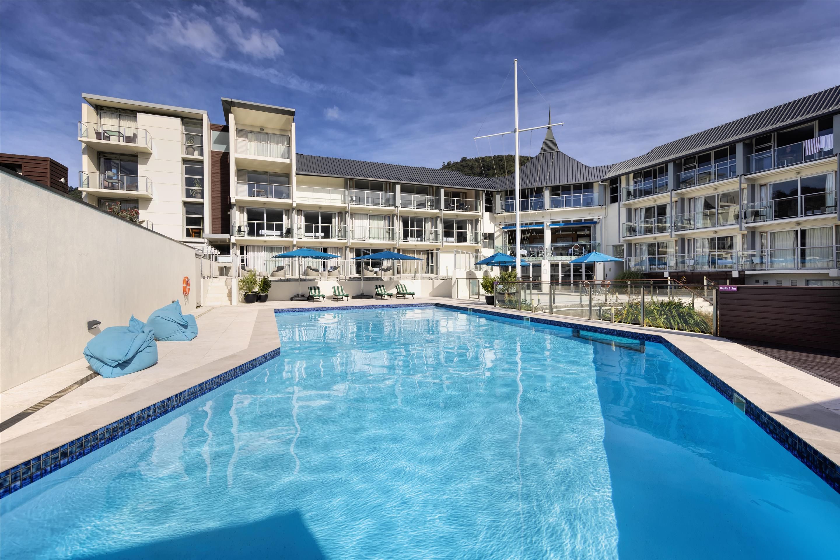 حوض السباحة