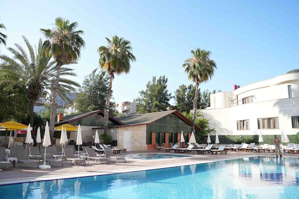 حوض السباحة