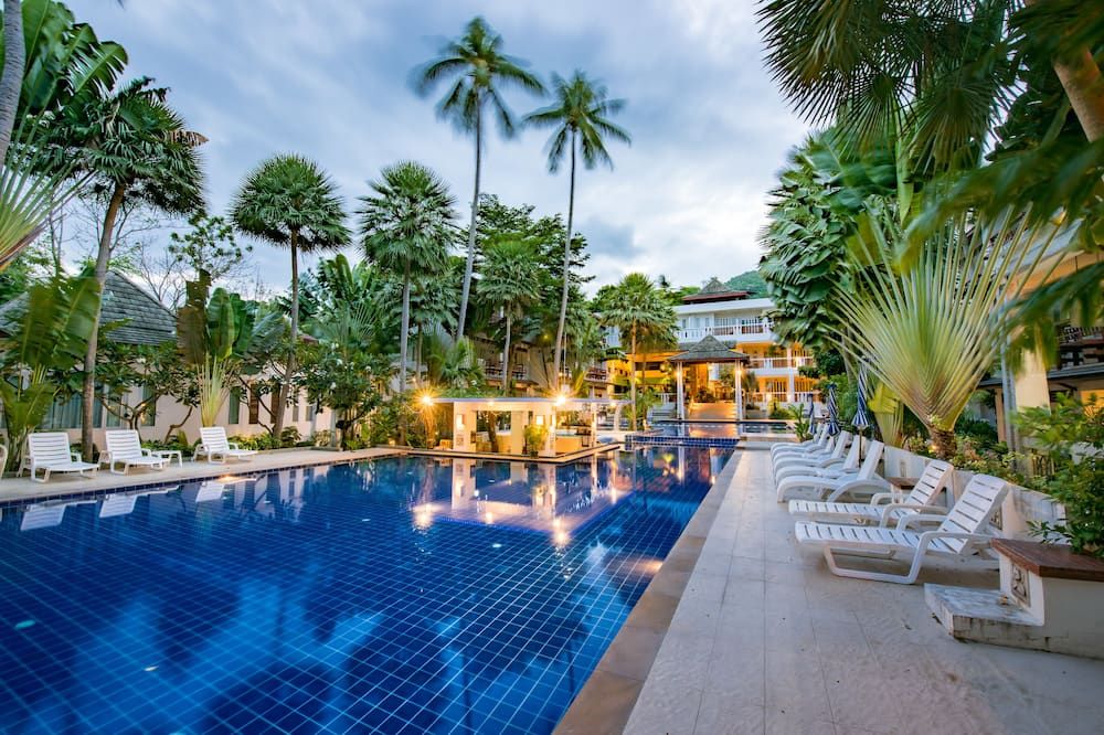 حوض السباحة