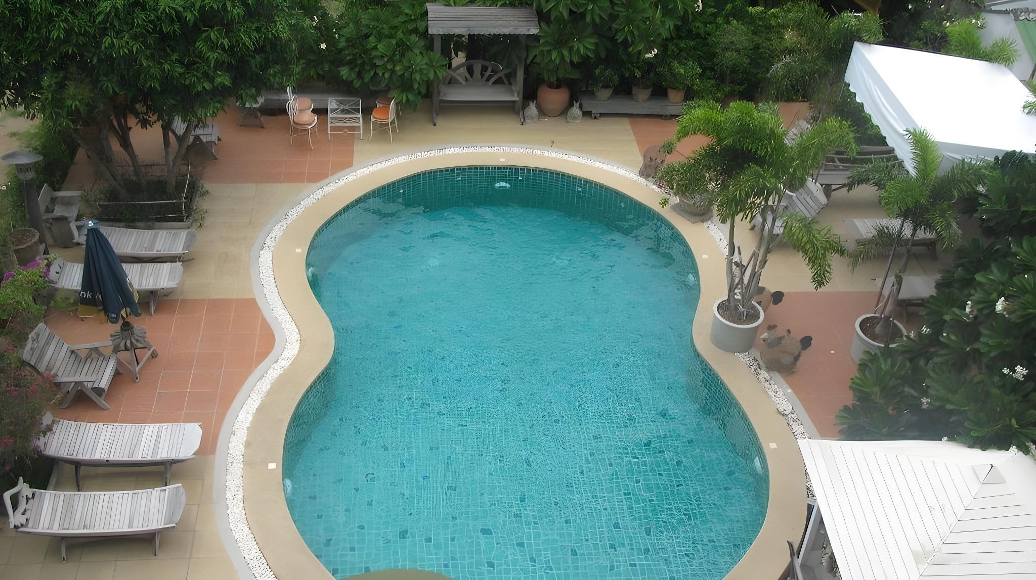 حوض السباحة