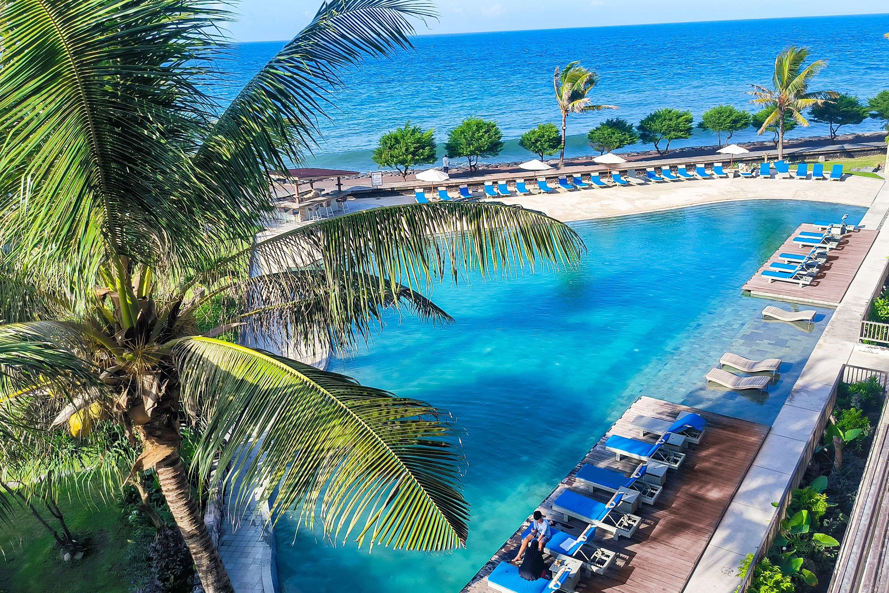 حوض السباحة