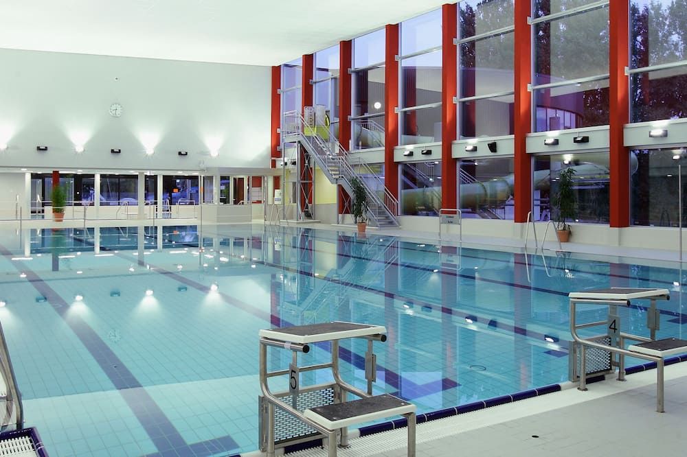 حوض السباحة