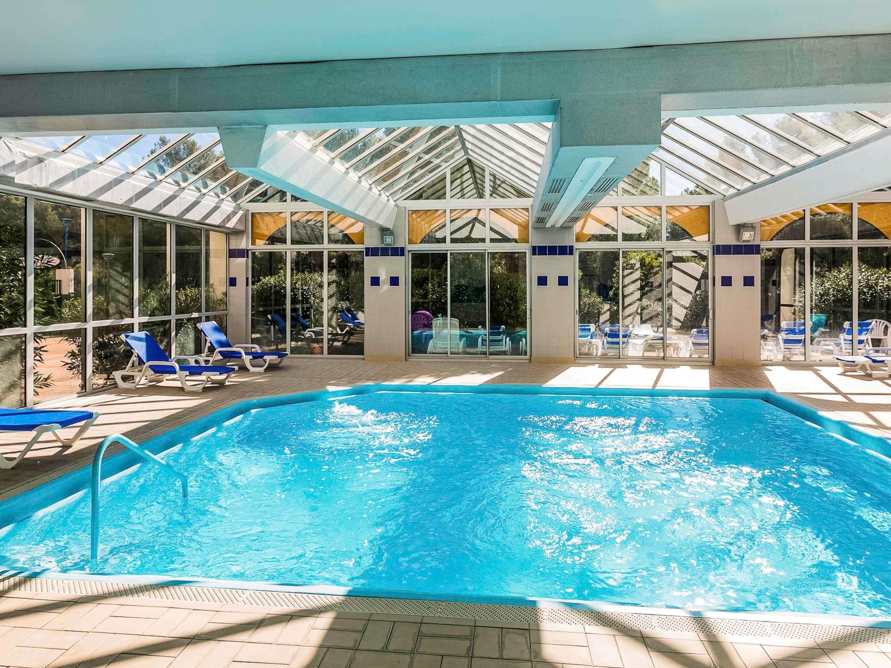 حوض السباحة