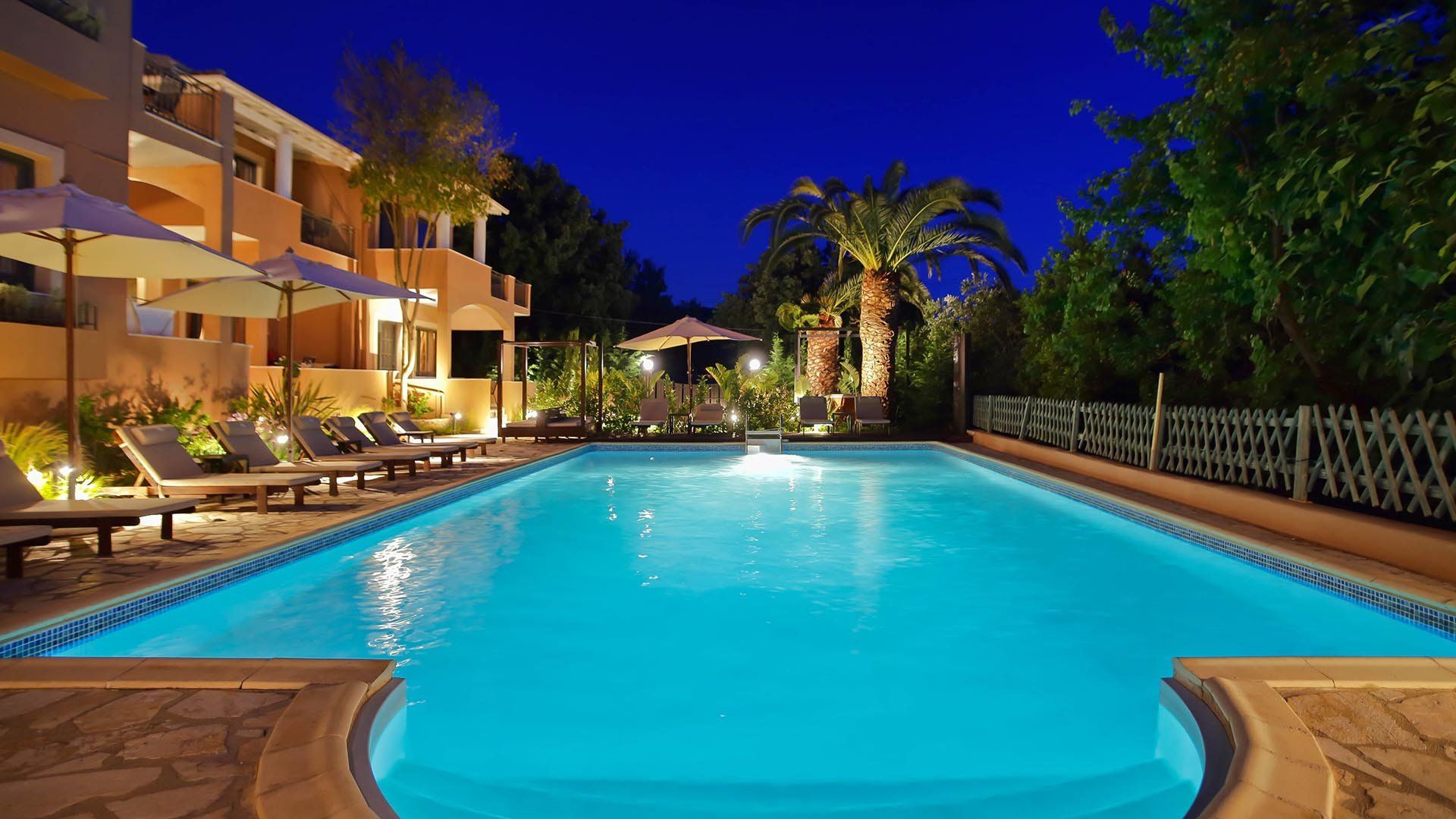 حوض السباحة