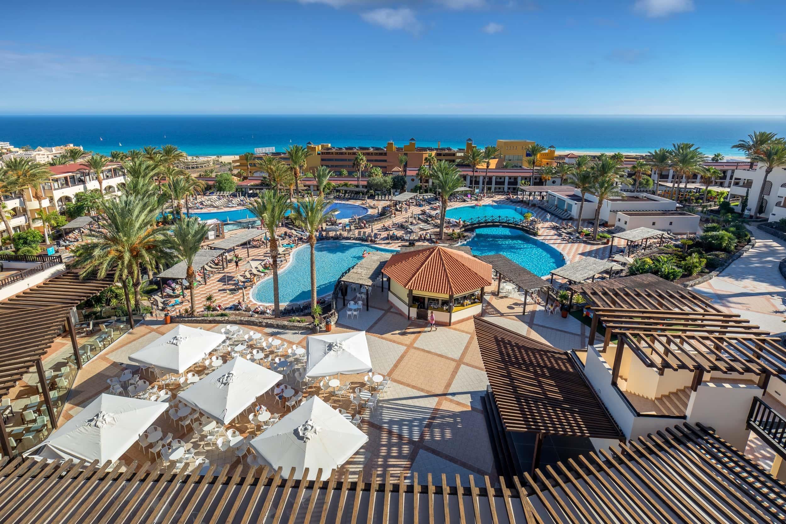 حوض السباحة