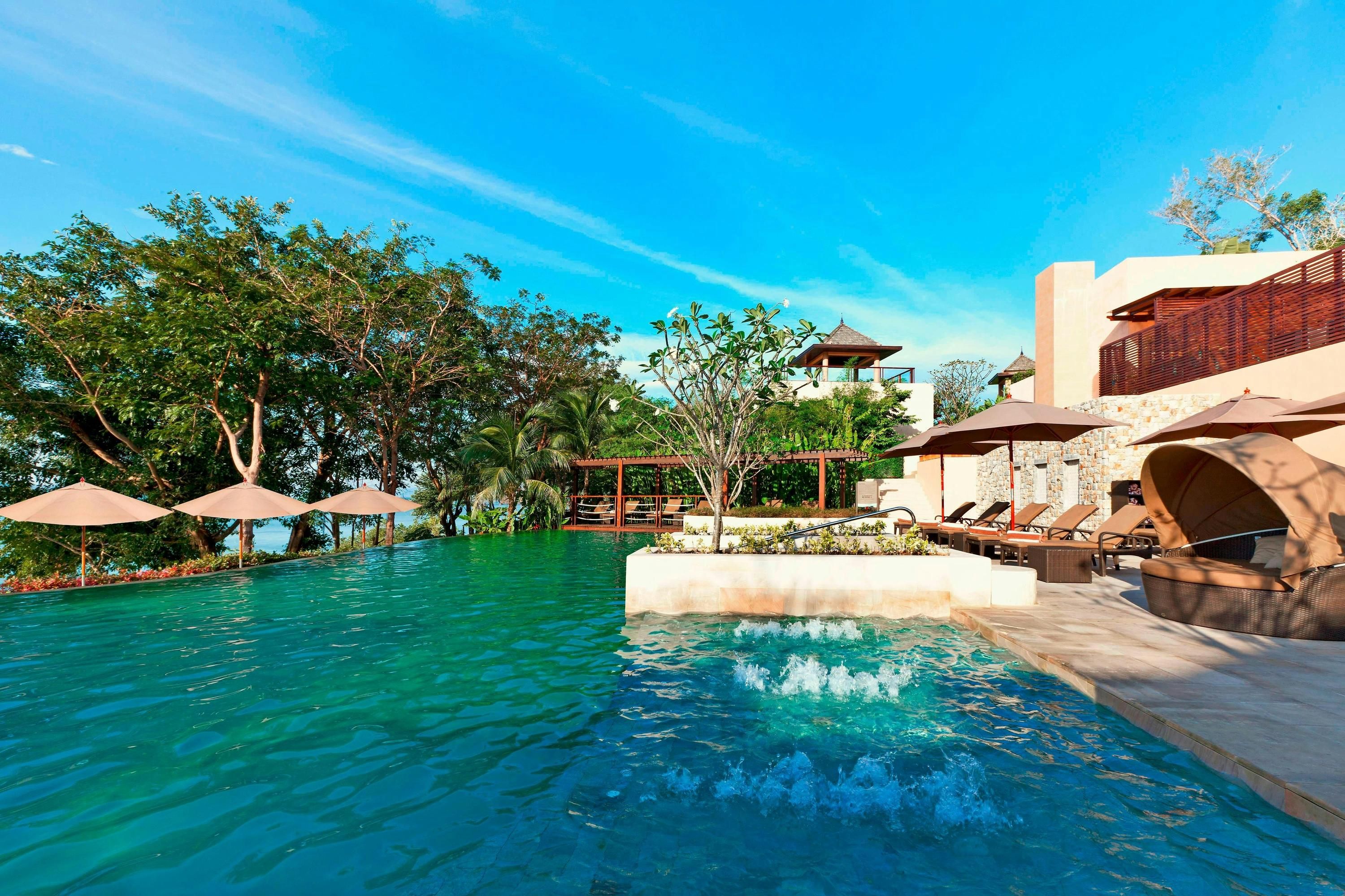 حوض السباحة