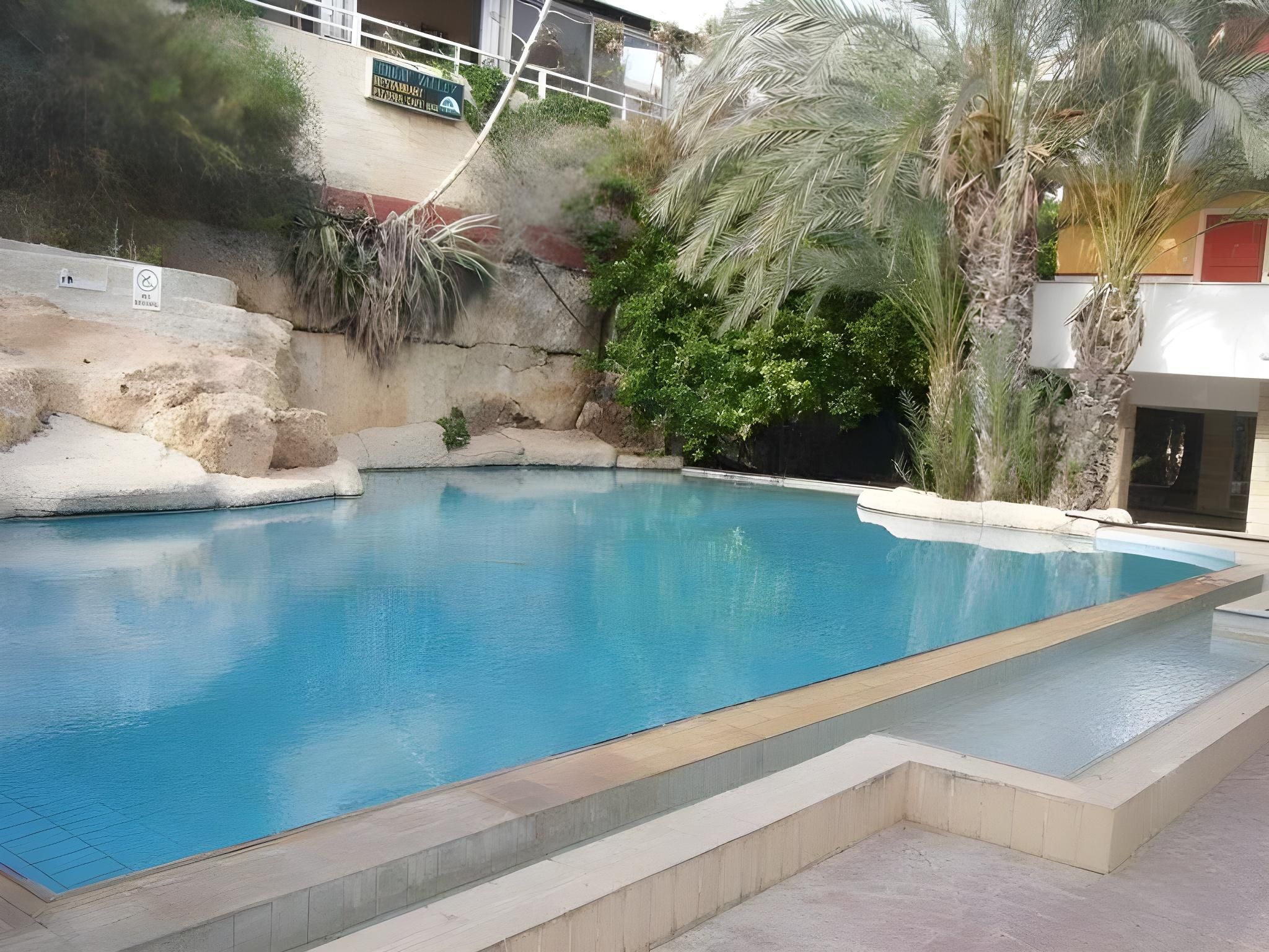 حوض السباحة
