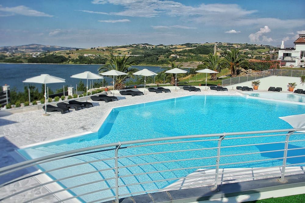 حوض السباحة