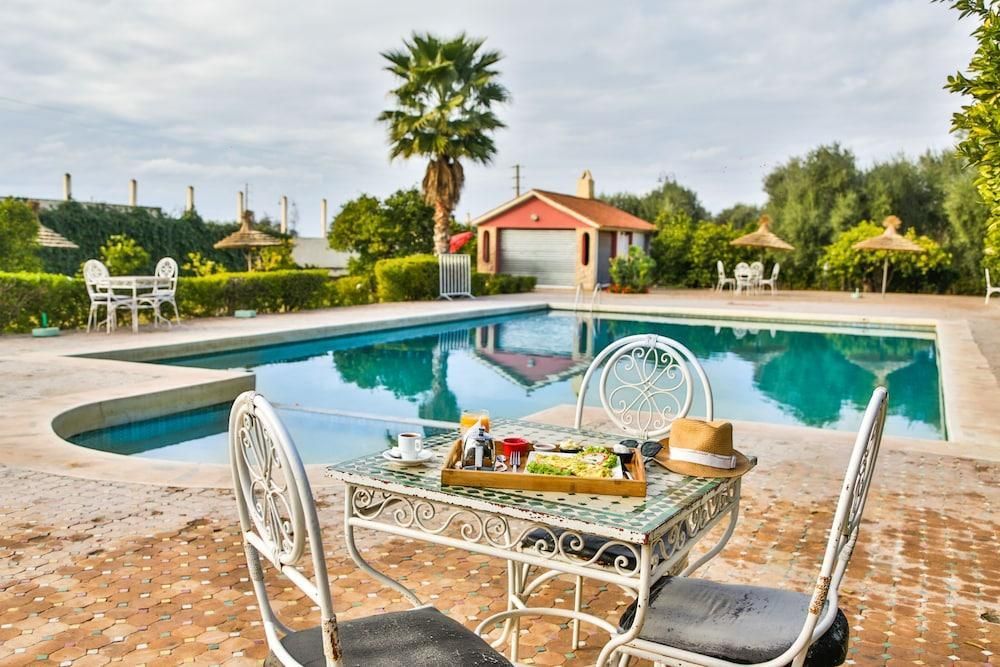 حوض السباحة