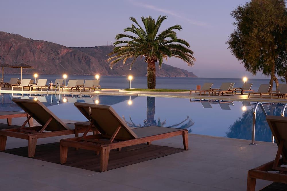 حوض السباحة