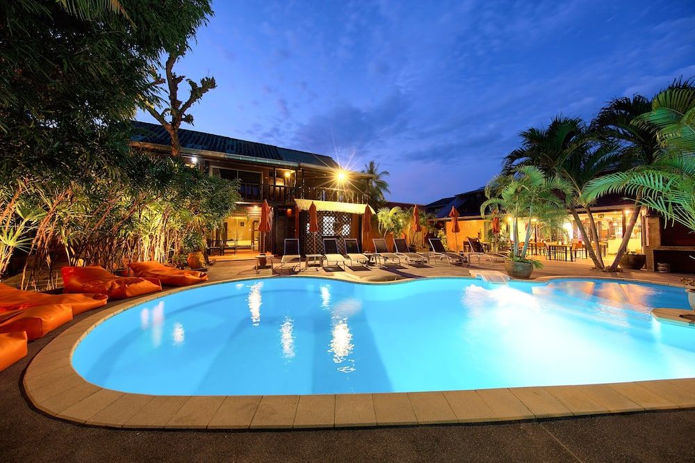 حوض السباحة