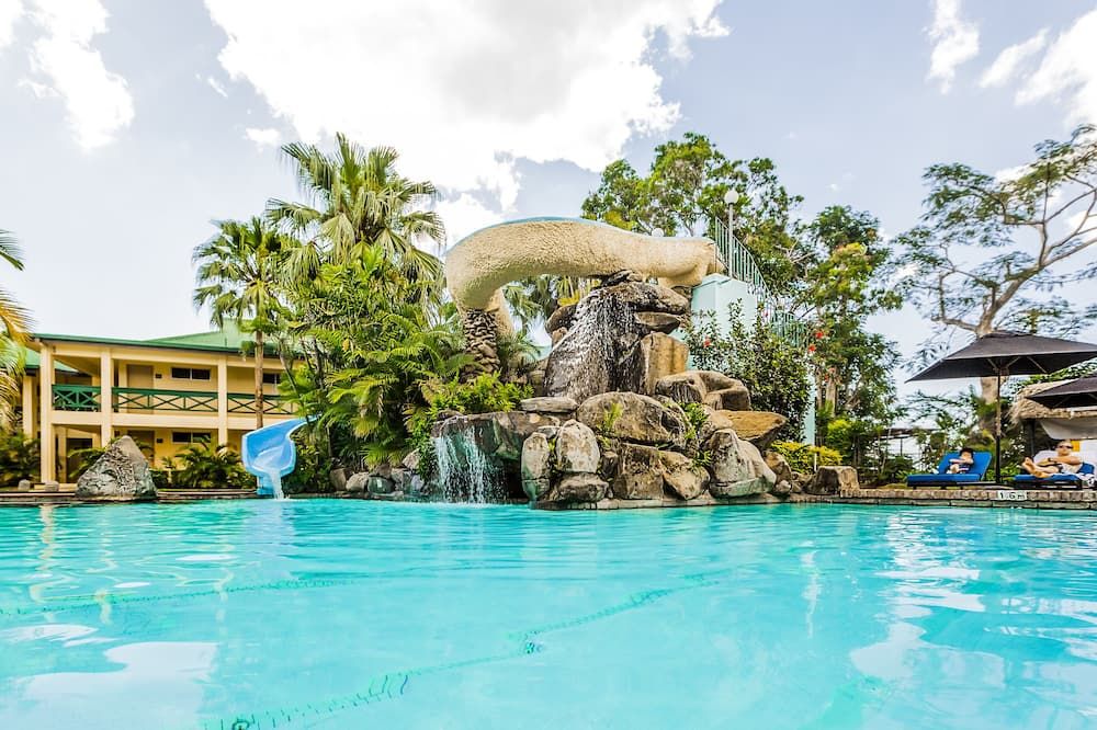 حوض السباحة