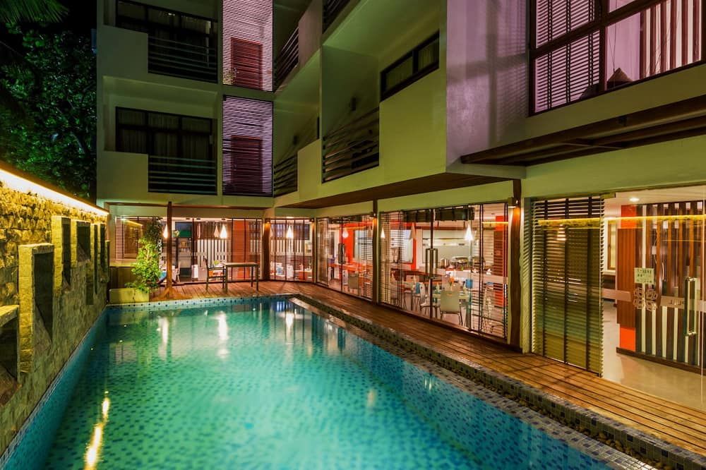 حوض السباحة