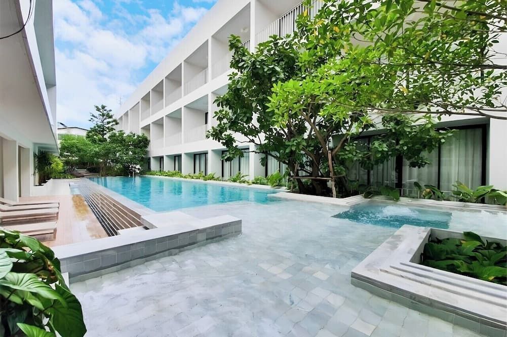 حوض السباحة