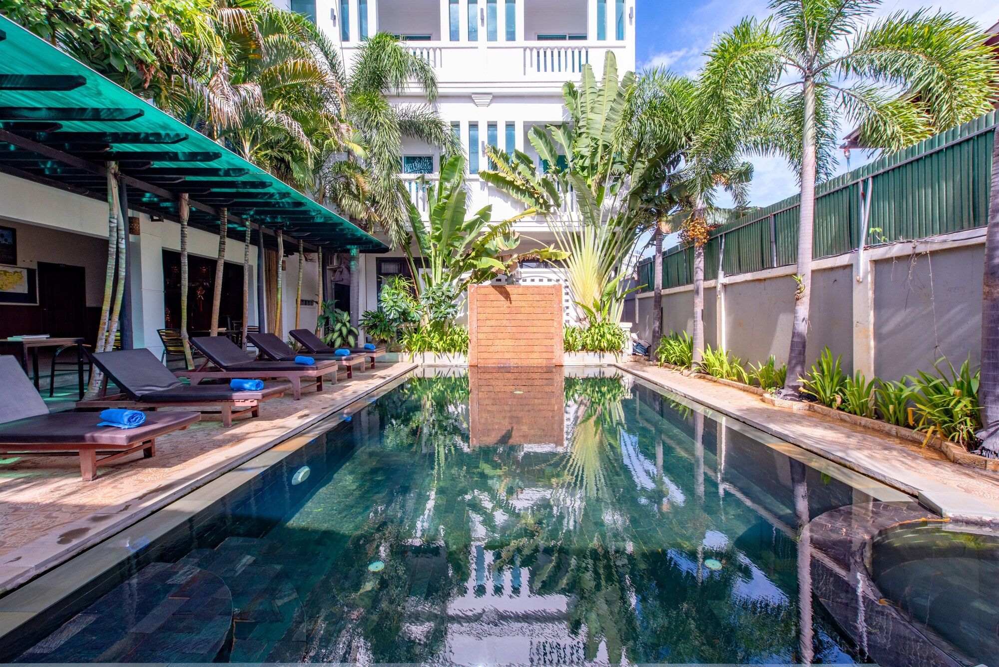 حوض السباحة