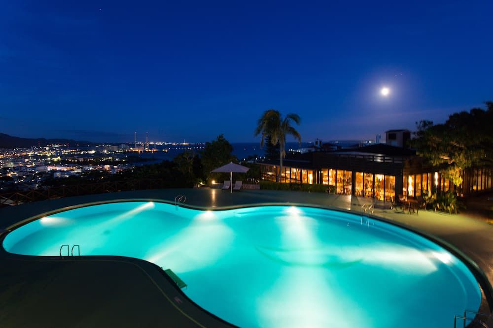 حوض السباحة