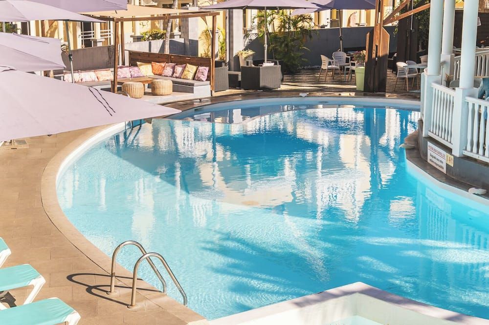 حوض السباحة