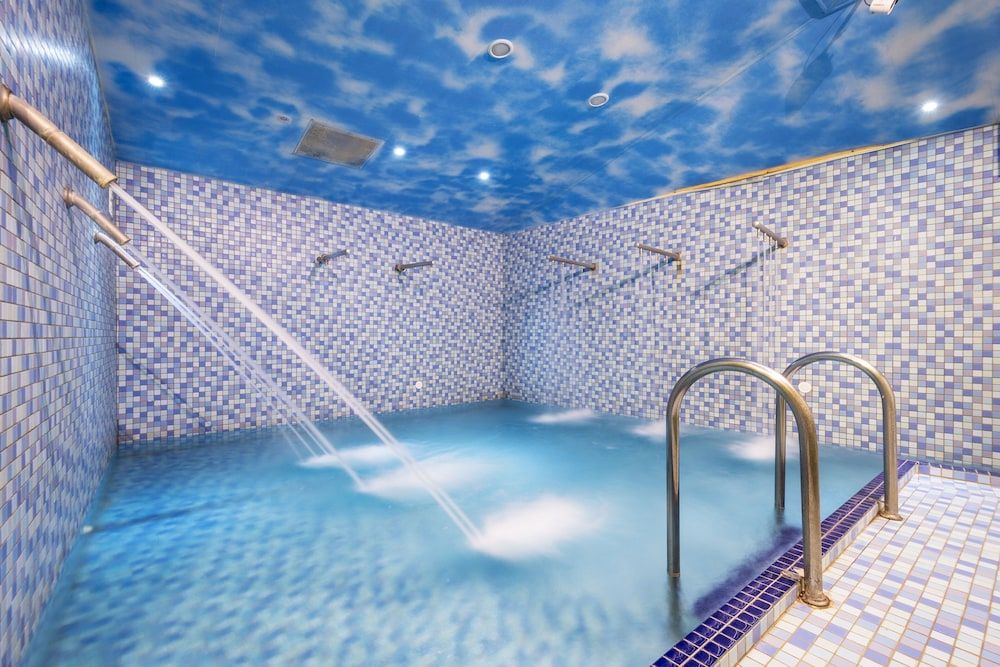 حوض السباحة