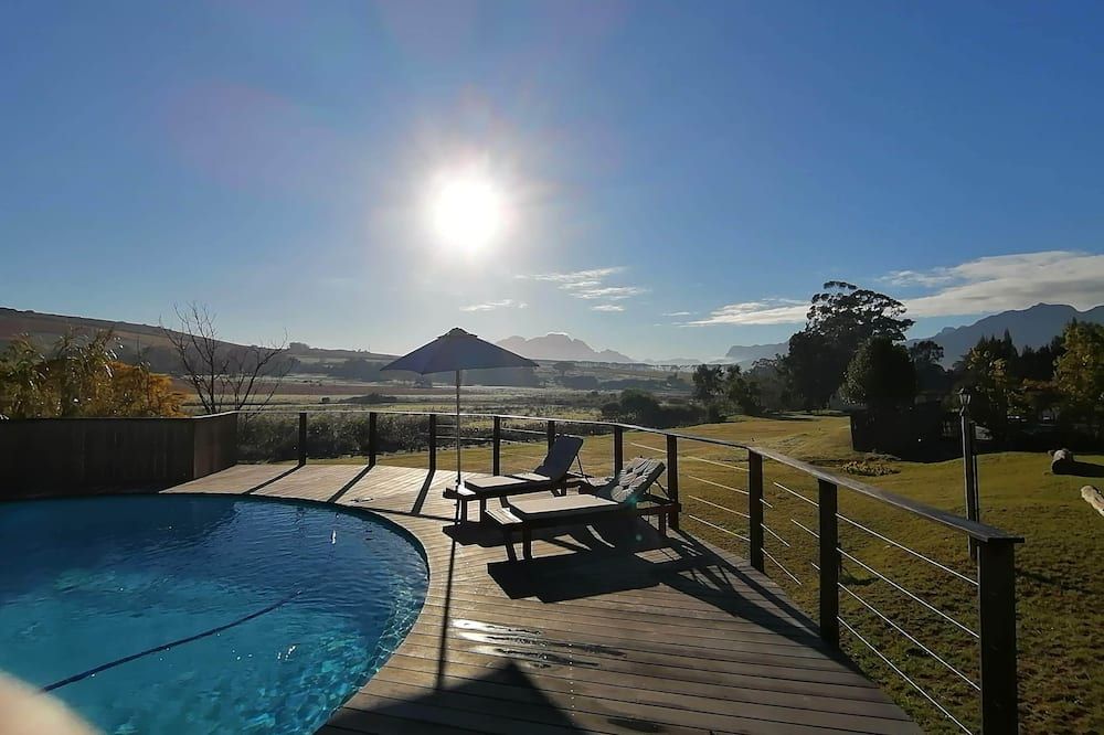 حوض السباحة