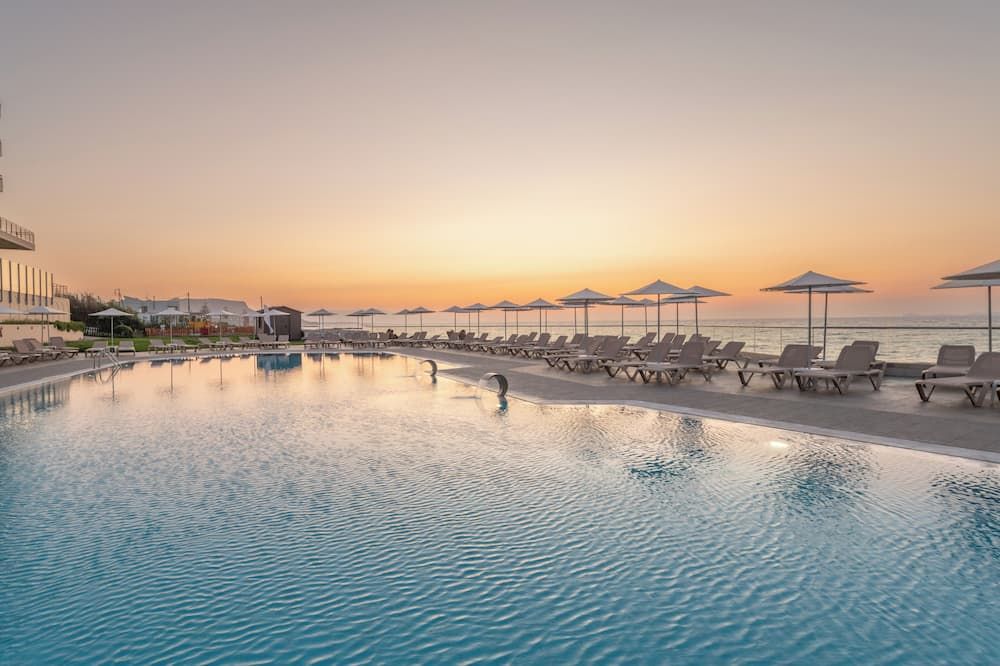 حوض السباحة